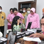 Direktur Keuangan dan Umum Petrokimia Gresik, Budi Wahju Soesilo, saat menyaksikan langsung pemeriksaan mata di Poli Mata Grha Husada. Foto: Ist