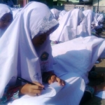 Para siswa-siswi mengikuti lomba menulis surat kepada Presiden Jokowi.