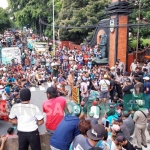 Suasana aksi ratusan sopir pengangkut pasir yang memblokade jalan depan kantor DPRD Kabupaten Kediri. foto: MUJI HARJITA/ BANGSAONLINE