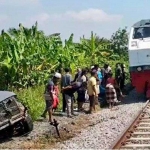 Warga bersama anggota kepolisian setelah berhasil mengevakuasi korban dan mobil yang terlibat kecelakaan dengan KA Pandalungan di Pasuruan, Selasa (5/7/2024). 