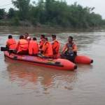 Tim SAR BPBD Bojonegoro melakukan pencarian lanjutan jasad Aril pagi tadi. foto: EKY NURHADI/ BANGSAONLINE