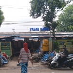 Suasana Pasar Bangil, Selasa (12/1) pagi. Tampak sejumlah abang becak yang tak mengenakan masker.