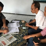 Tim Kampanye Khofifah-Emil melaporkan dugaan pelanggaran kampanye yang dilakukan panitia Rampak Barong dan Cawagub nomor 2, Puti Guntur.  foto: ist