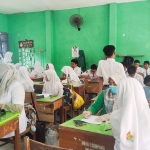 Suasana kelas X SMAN 1 Sampang saat dilakukan cek kesehatan gratis.