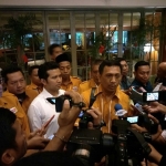 IGP Suardika, Waketum DPP Partai Hanura didamping Cawagub Emil Elestianto Dardak memberi keterangan pers di arena Rapimda. Foto: Didi Rosadi/BANGSAONLINE