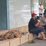 Jenazah terbaring di teras musala areal Makam Mbah Sayyid Sulaiman, Betek, Mojoagung, Jombang sebelum dievakuasi. 