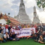 Rombongan Pemkot Surabaya bersama para awak media saat foto bersama dengan latar belakang Vihara Wat Arun.