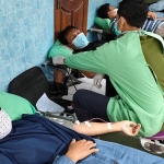 Petugas PMI Cabang Kabupaten Kediri saat mengambil darah dari pendonor. foto: MUJI HARJITA/ BANGSAONLINE