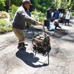 Proses penambalan di salah satu ruas jalan Kota Batu