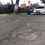 Jalur alternatif Malang-Batu di depan BNS Kota Batu, salah satu jalan yang rusak parah.