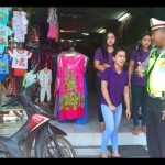 Petugas saat menertibkan motor yang parkir di Jalan Merdeka Kota Blitar. foto: AKINA/ BANGSAONLINE