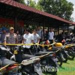 Kapolres Jombang, AKBP Agung Marlianto menunjukkan barang bukti sepeda motor di halaman mapolres, Rabu (12/10). foto: ROMZA/ BANGSAONLINE