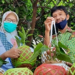 Melina Andriyani bersama ayahnya, Riyanto, saat menunjukkan kokedama hasil karyanya. foto: Muji Harjita/ bangsaonline.com