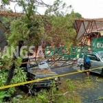 Sebuah mobil tertimpa menara panjat tebing di Taman Sekartaji Kota Kediri. foto: arif kurniawan/BANGSAONLINE