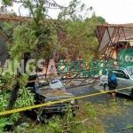 Sebuah mobil tertimpa menara panjat tebing di Taman Sekartaji Kota Kediri. foto: arif kurniawan/BANGSAONLINE