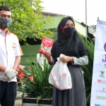 Salah satu warga Kelurahan Dandangan saat menerima bantuan susu dan sayur. foto: ist.