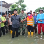 Bupati Gresik Fandi Akhmad Yani saat menyambangi korban banjir luapan Kali Lamong di Desa Jono, Kecamatan Cerme. Foto: SYUHUD/ BANGSAONLINE