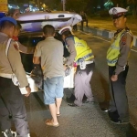 Anggota personil TNI - Polri saat melakukan razia di Jalan Raya Cianjur, Pandaan. foto: ANDY F/ BANGSAONLINE