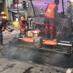 Kegiatan hampar hot mix di Jalan W.R. Supratman dan Jalan K.H. Agus Salim Kota Batu. (foto: ist)