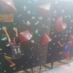 Wahana Panjat Tebing di Halaman KONI Pamekasan. (foto: ist)