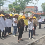 Aksi unjuk rasa mahasiswa di depan kantor Dinas Pertanian dan Ketahanan Pangan Kabupaten Sampang