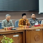 JUMPA PERS: Wabup Nur Ahmad (berkopyah) saat konferensi pers pasca OTT KPK, Kamis (9/1). foto: MUSTAIN/ BANGSAONLINE