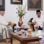 Machfud Arifin saat bersilaturahim dengan Gus Sholah semasa hidup. foto: ist