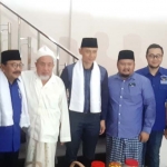 Agus Harimurti Yudhoyono (AHY) bersama KH. Zubair Montasor (Pengasuh PP. Nurul Cholil), Soekarwo (mantan Gubernur Jatim) Hasani (Caleg DPR RI), beserta Sekjen Demokrat Jatim.
