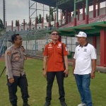 Ketua Tim Risk Assesment Polri, Kombes Pol Ferdinan Pasaribu, saat meninjau Stadion Gelora Bangkalan.