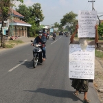 Warga Desa Bandung Kencur saat protes bansos Covid-19.