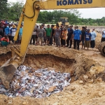 Pemusnahan jutaan rokok ilegal di TPA Angsanah dengan cara ditimbun.