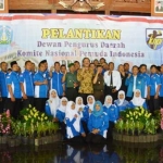 Para pengurus DPD Komite Nasional Pemuda Indonesia (KNPI) Ponorogo berpose bersama bupati dan muspida lainnya.