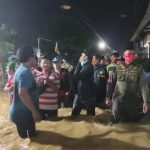 Para relawan dan masyarakat bahu membahu membantu korban banjir di beberapa wilayah Pamekasan Madura, Sabtu (19/12/2020). foto: yeyen/ bangsaonline.com