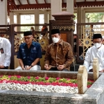 Kepala BNPT, Boy Rafli Amar, saat berziarah ke makam pendiri NU di Pondok Pesantren Tebuireng, Jombang.
