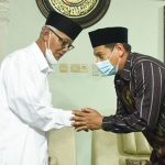 Wali Kota Kediri, Abdullah Abu Bakar, saat bersalaman dengan KH Anwar Iskandar, Pengasuh Ponpes Al- Amien. Foto: Ist