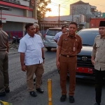 Bupati Jember ketika meninjau perbaikan Jalan Jombang-Kencong.