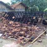 Salah satu dapur dan kandang sapi yang ambruk akibat angin kencang yang menerjang Desa Panaguan, Kecamatan Larangan. 