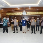 Kapolda Jawa Timur Irjen Pol Dr. Nico Afinta foto bareng Pemred Media Elektronik Televisi dan Radio usai audiensi.