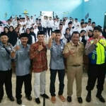 Ketua Bawaslu Kab. Pasuruan M. Nasrup., S.H. bersama para sejumlah Pengawas Tempat Pemungutan Suara (PTPS) se-Kecamatan Rembang. 