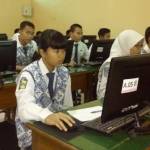 Siswa-siswi SMPN 3 Tuban saat simulasi UNBK. foto: suwandi/ BANGSAONLINE