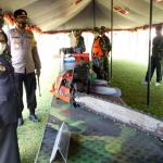 Bupati Jombang beserta Kapolres Jombang saat mengecek peralatan kesiapan penanggulangan bencana. (foto: AAN AMRULLOH/ BANGSAONLINE)