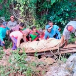 Korban berhasil dievakuasi dari dasar tambang dalam kondisi meninggal dunia dengan luka parah di kepala. (foto: ist)