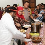 Khofifah dan Lenis Kogoya makan bersama dengan menu khas Papua, Papeda. foto: DIDI ROSADI/ BANGSAONLINE