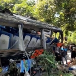 Kondisi bus yang ringsek usai mengalami laka