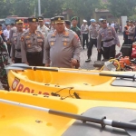 Kapolres Pasuruan AKBP Jazuli Dani Iriawan saat meninjau peralatan tanggap bencana. 