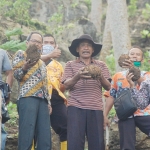 Jariedi (tengah pakai topi laken). foto: HERMAN/ BANGSAONLINE