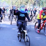 Gubernur Jawa Timur Khofifah Indar Parawansa dan Forkopimda Jatim saat gowes di Kota Malang, Sabtu (19/9). foto: ist/ bangsaonline.com