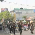 Ribuan Banser berjalan di jalan Merdeka Kota Blitar untuk menyampaikan aspirasinya. foto: tri susanto/BANGSAONLINE