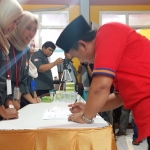 Incumbent berpasangan dengan H. Thoriq saat mengisi pendaftaran di KPU Lumajang.