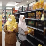 Suasana ketika operasi pasar yang dilakukan Pemkot Probolinggo.